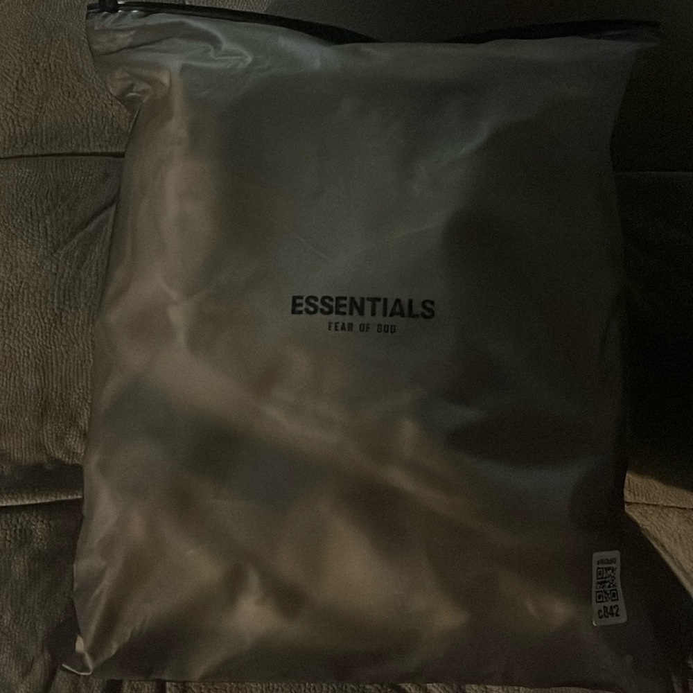This is a new essential hoodie, it’s a year 2024 brand new haven’t been worn.